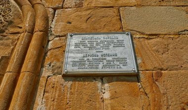 Ananuri, Gürcistan - 29 Temmuz 2017: Tanrı'nın Kilisesi plaka ile anası