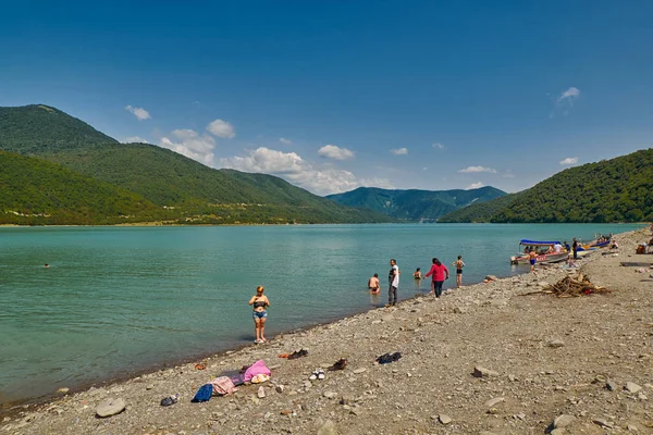 Ananuri, Gruzja - 29 lipca 2017: Zhinvali plaży nad jeziorem — Zdjęcie stockowe