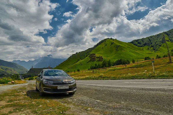 Grúz katonai Road, Grúzia - 2017. július 29.: Citroen jármű — Stock Fotó