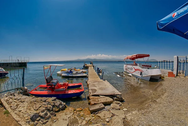 SEVAN LAKE, ARMENIA - 02 DE AGOSTO DE 2017: Praia e Desportos Aquáticos no M — Fotografia de Stock