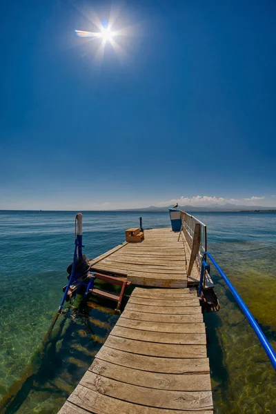 アルメニアのセバン湖の透明な水で木製の桟橋 — ストック写真