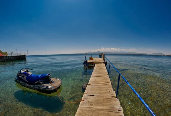 SEVAN LAKE, ARMENIA - 02 AGOSTO 2017: Cais de madeira em transparente — Fotografia de Stock