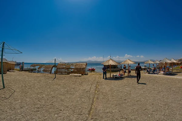 SEVAN LAKE, ARMENIA - 02 AGOSTO 2017: Playa y deportes acuáticos en M — Foto de Stock