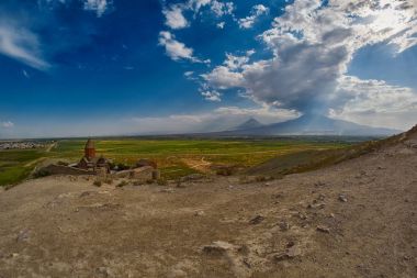 Khor Virap Manastırı yakınındaki Ararat Mounta Ermeni-Türk sınırında