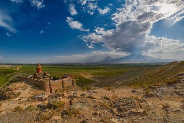 Khor Virap Manastırı yakınındaki Ararat Mounta Ermeni-Türk sınırında