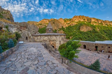 Geghard Manastırı, Ermenistan - 04 Ağustos 2017: Geghard dağ M