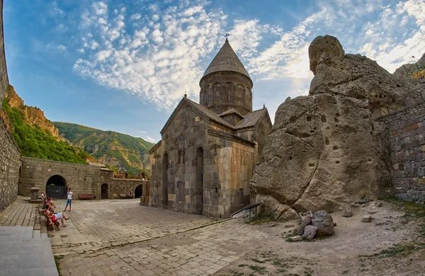 GEGHARD MONASTERY, ARMENIA - 04 de AGOSTO de 2017: Geghard Mountain M — Fotografia de Stock