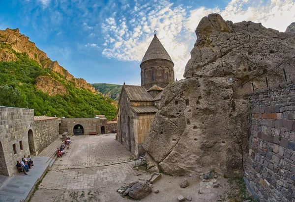 Geghard Manastırı, Ermenistan - 04 Ağustos 2017: Geghard dağ M — Stok fotoğraf