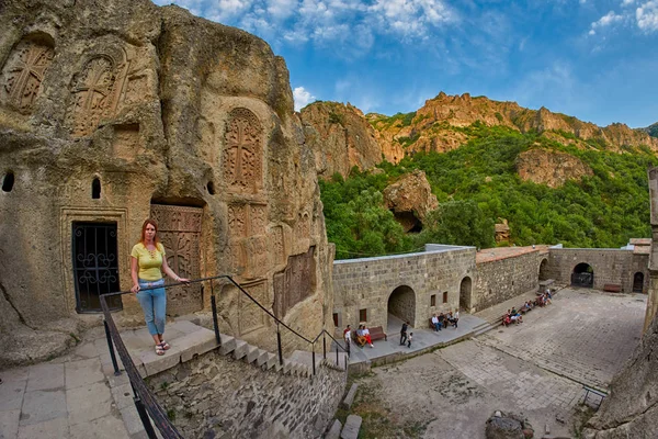 GEGHARD MONASTERY, ARMENIA - 04 de AGOSTO de 2017: Geghard Mountain M — Fotografia de Stock