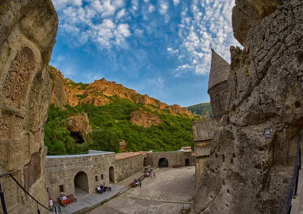 Klášter Geghard klášter, Arménie - 04 srpna 2017: Klášter Geghard Mountain M — Stock fotografie