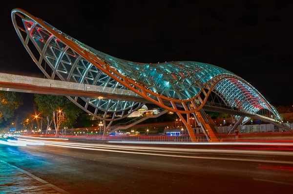 Puente de la Paz en Tiflis por la noche —  Fotos de Stock