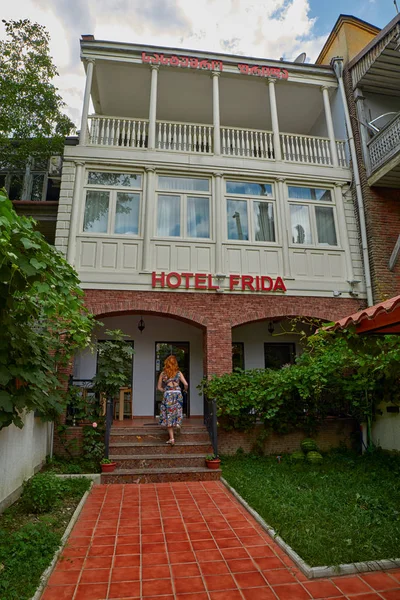 TBILISI, GEORGIA - 31 July 2017: Traditional Hotel in Tbilisi Ci — Stock Photo, Image