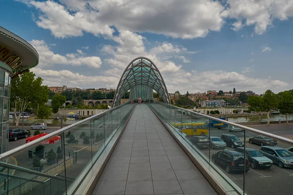 Tbilisi, Georgië - 31 juli 2016: brug van vrede Landmark in Tbi — Stockfoto