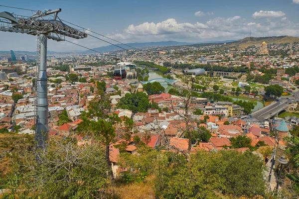 TBILISI, GEORGIA - 31 de julho de 2017: Vista panorâmica sobre Tbilisi Cit — Fotografia de Stock