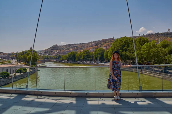 Fiatal nő a béke híd Tbiliszi — Stock Fotó