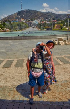 Tiflis, Gürcistan - 31 Temmuz 2016: genç turist çift alma sel