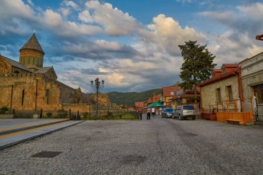 Mtsheta, Gürcistan - 31 Temmuz 2017: Sunset Caddesi, Mtsheta eski 