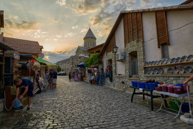 Mtsheta, Gürcistan - 31 Temmuz 2017: Sunset Caddesi, Mtsheta eski 