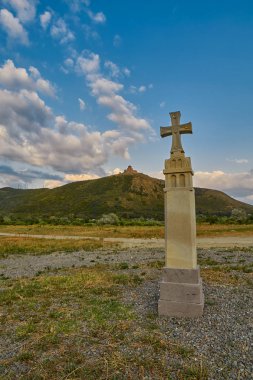 Christian haç Mtsheta ve arka planda Jvari Manastırı ile