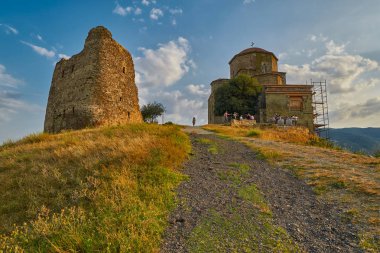 Mtsheta, Gürcistan - 31 Temmuz 2017: Mtsheta için günbatımı Panoraması