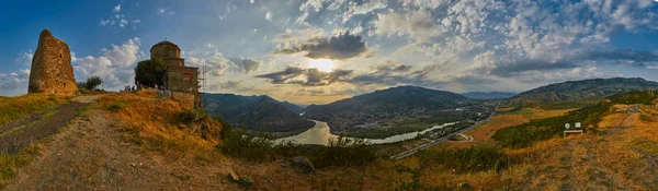 Mtskheta, Gruzie - 31 července 2017: zániku Panorama z Mccheta do — Stock fotografie