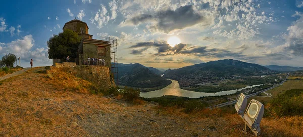 Mtscheta, Georgien - 31 juli 2017: Sunset Panorama över Mtscheta till — Stockfoto