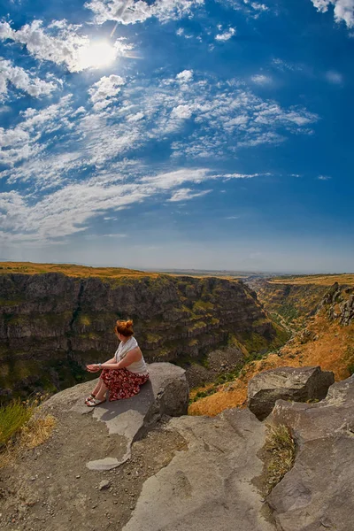 Junge Frau sitzt am Rand der Kasagh-Schlucht — Stockfoto