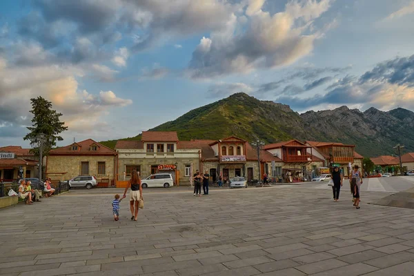 MTSKHETA, GEORGIA - 31 DE JULIO DE 2017: Sunset Street of Mtskheta old — Foto de Stock