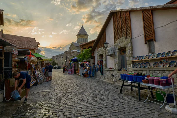 MTSKHETA, GEORGIA - 31 JULY 2017: Sunset Street of Mtskheta old — Stock Photo, Image