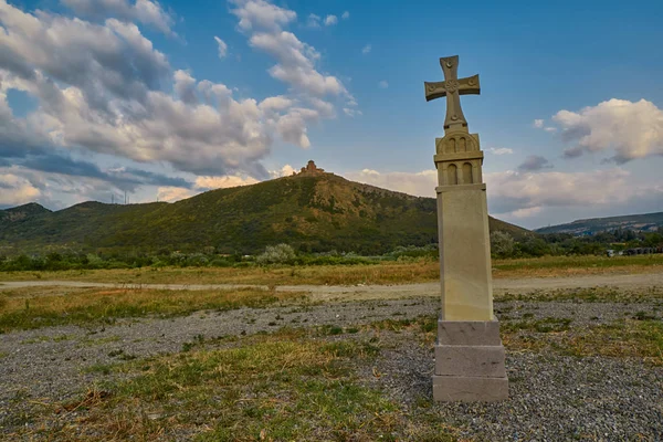 Christian Cross in Mtskheta with Jvari Monastery in Background — Stock Photo, Image