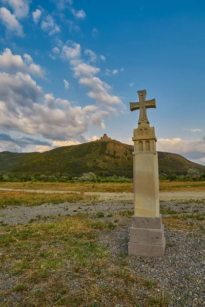 Christian haç Mtsheta ve arka planda Jvari Manastırı ile