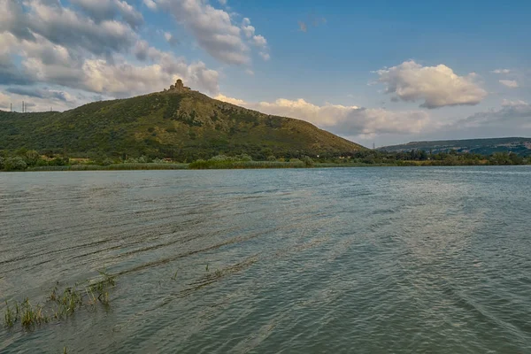 Jvari монастир на пагорбі на заході сонця — стокове фото