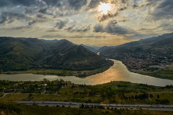 Mtsketa Jvari Manastırı günbatımı Panoraması — Stok fotoğraf