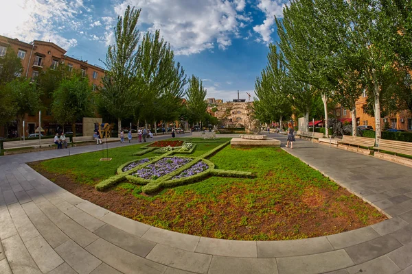 Yerevan, Armenië - 05 augustus 2017: beroemde Cascade Park, fontein — Stockfoto