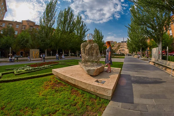 YEREVAN, ARMENIA - 05 AGOSTO 2017: Famoso Parco delle Cascate, fontana — Foto Stock
