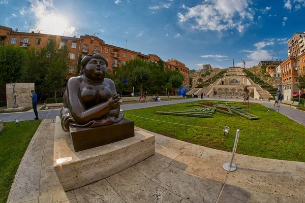 YEREVAN, ARMENIA - 05 AGOSTO 2017: Famoso Parque Cascada, fuente — Foto de Stock