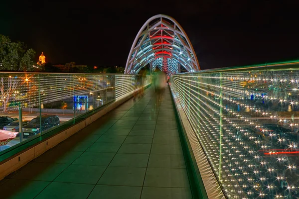 Most míru v Tbilisi v noci Stock Obrázky