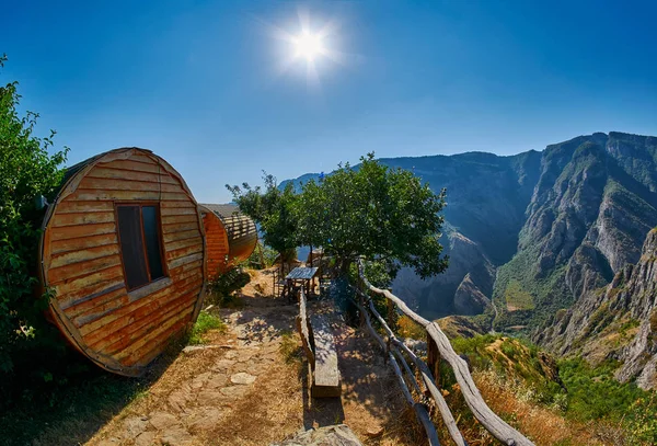 Casa de madeira na borda da montanha Gorge — Fotografia de Stock