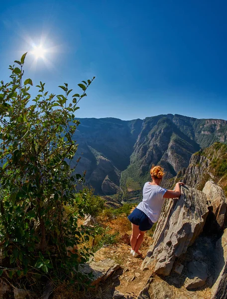 Mladá žena na okraji horské soutěsky — Stock fotografie