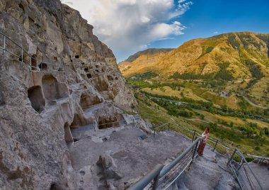 Genç kadın Vardzia mağara Gürcistan Manastırı