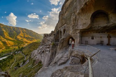 Genç kadın Vardzia mağara Gürcistan Manastırı