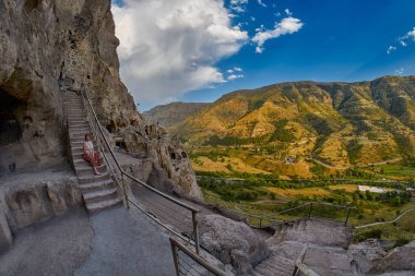 Genç kadın Vardzia mağara Gürcistan Manastırı