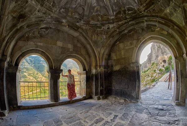 Νεαρή γυναίκα στην Vardzia σπήλαιο μοναστήρι της γεωργίας — Φωτογραφία Αρχείου