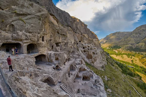 VARDZIA, GEORGIA - 06 AGOSTO 2017: Cueva ciudad de montaña de Vardzia —  Fotos de Stock