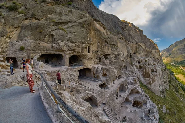 Vardzia, Grúzia - 2017. augusztus 06.: hegyi város Vardzia barlang — Stock Fotó