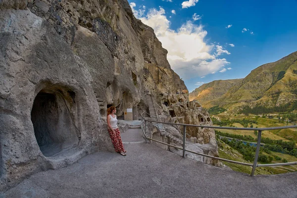 Νεαρή γυναίκα στην Vardzia σπήλαιο μοναστήρι της γεωργίας — Φωτογραφία Αρχείου