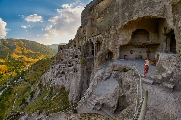 조지아의 Vardzia 동굴 수도원에 젊은 여자 — 스톡 사진