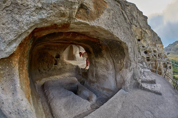 Mujer joven en Vardzia Cueva Monasterio de Georgia — Foto de Stock
