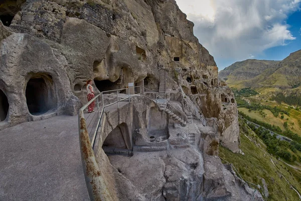 Νεαρή γυναίκα στην Vardzia σπήλαιο μοναστήρι της γεωργίας — Φωτογραφία Αρχείου