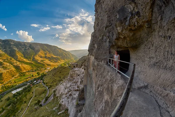 Fiatal nő Vardzia barlang kolostor Grúzia — Stock Fotó